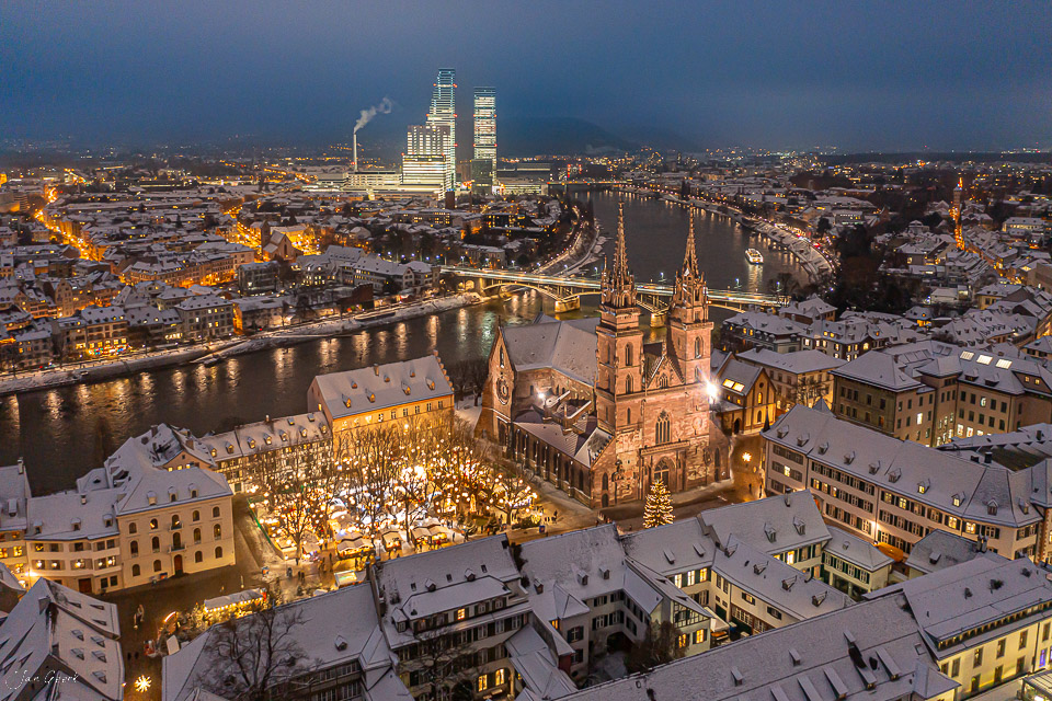 Basler Weihnachtsmarkt Münsterplatz Blaue Stunde Schnee Basel Schweiz – Jan Geerk Fotograf Basel