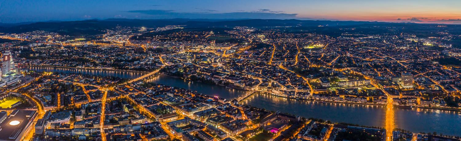 Basel Nachtaufnahme Stadtlichter Rhein Blaue Stunde Drohnenaufnahme Schweiz Jan Geerk Fotograf Basel