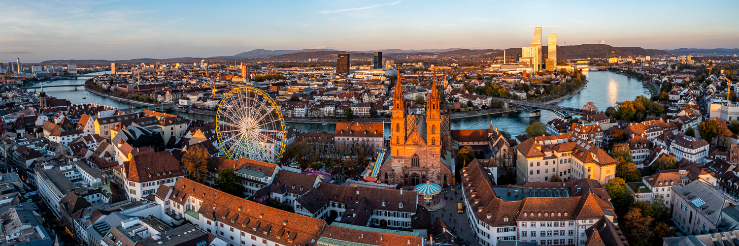 Basel Altstadt Herbstmesse Ferris Wheel Münster Dämmerung Goldene Stunde Schweiz Jan Geerk Fotograf Basel