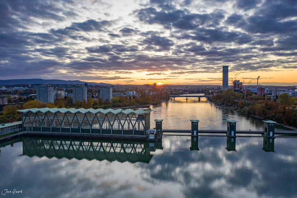 Mittlere Brücke Basel bei Sonnenaufgang mit Herbstlicht, Drohnenaufnahme der Stadt Basel Schweiz – Jan Geerk Fotograf Basel
