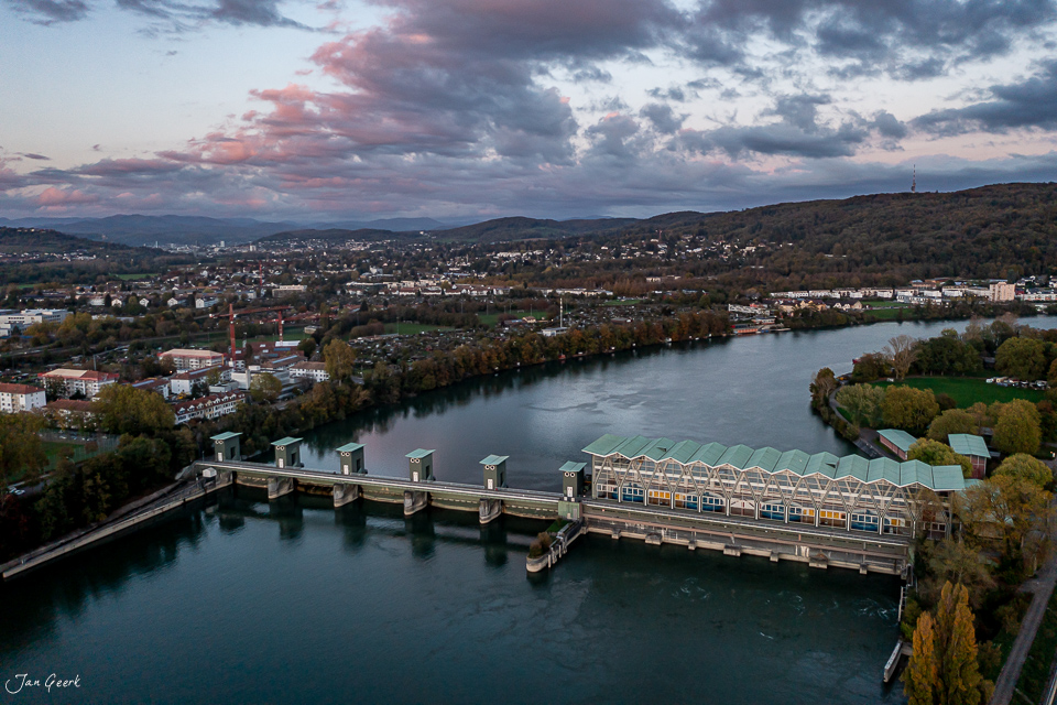 Kraftwerk Birsfelden an der Birs mit Herbstlicht, Basel-Stadt, Schweiz – Jan Geerk Fotograf Basel