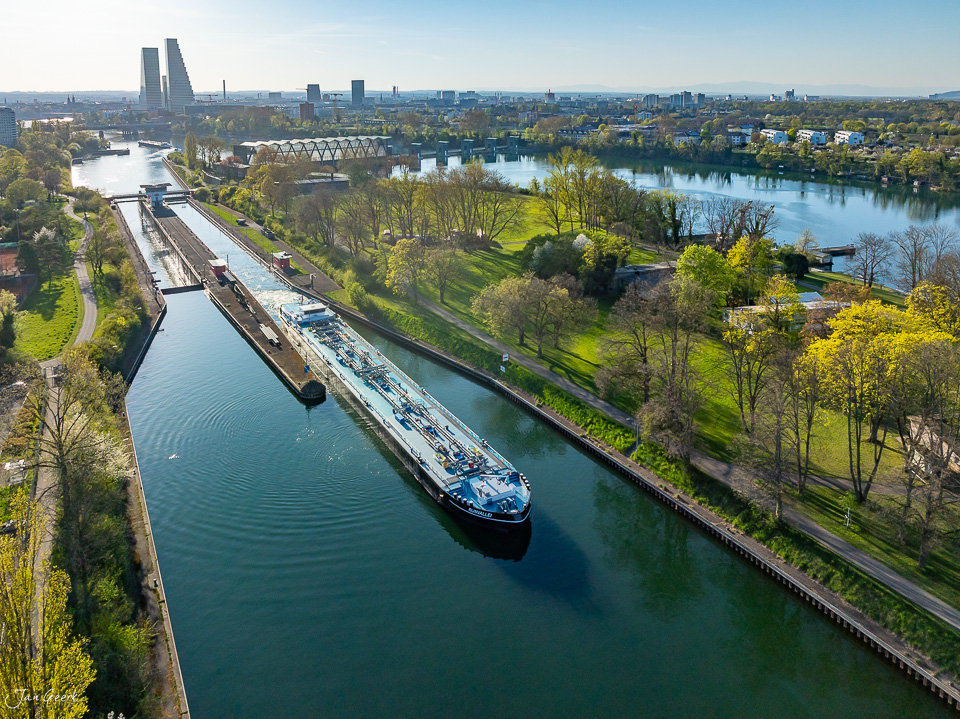 Güterschiff Schleuse Kraftwerk Birsfelden Frühling Rhein Schweiz Jan Geerk Fotograf Basel