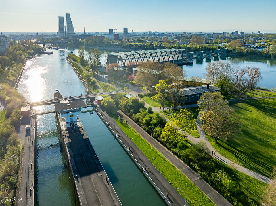 Kraftwerk Birsfelden mit Schleuse, Rhein und Frühjahrslandschaft im Baselbiet Schweiz – Jan Geerk Fotograf Basel