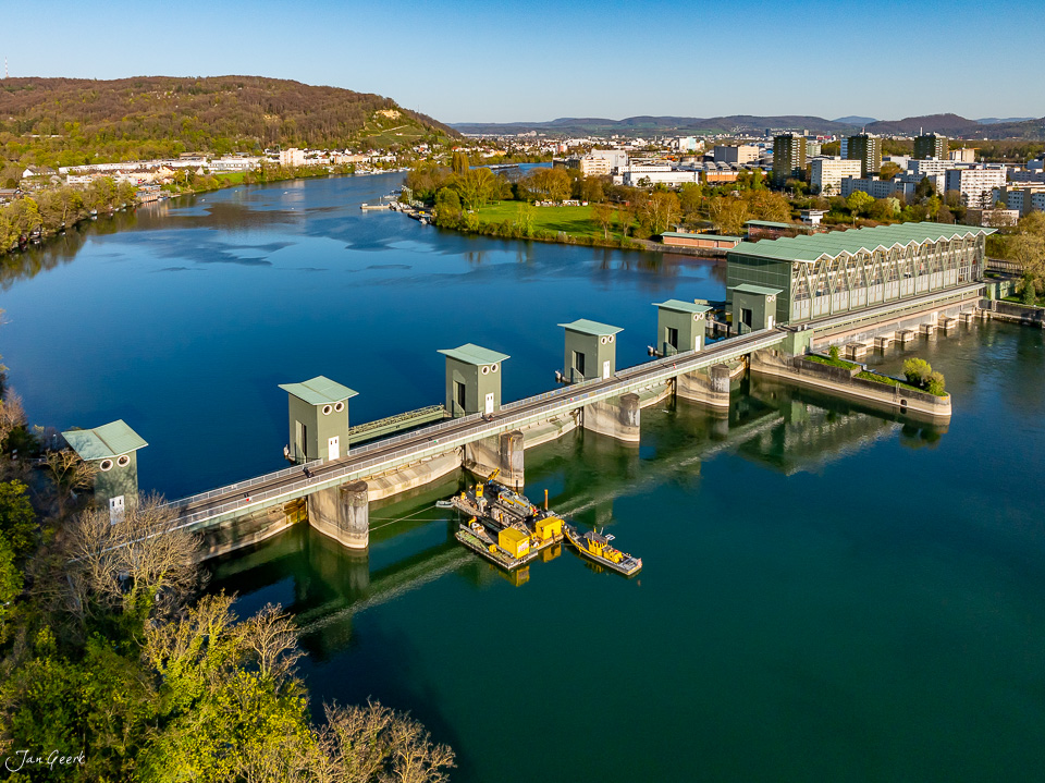 Kraftwerk Birsfelden mit Schleuse am Rhein im Frühling, Luftaufnahme Basel-Landschaft Schweiz – Jan Geerk Fotograf Basel