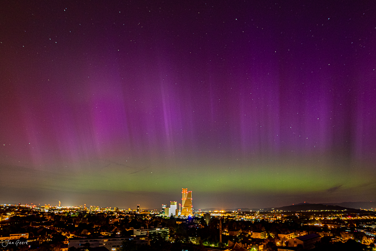 Polarlichter Aurora über Basel Nachtaufnahme Stadtlichter Schweiz Jan Geerk Fotograf Basel