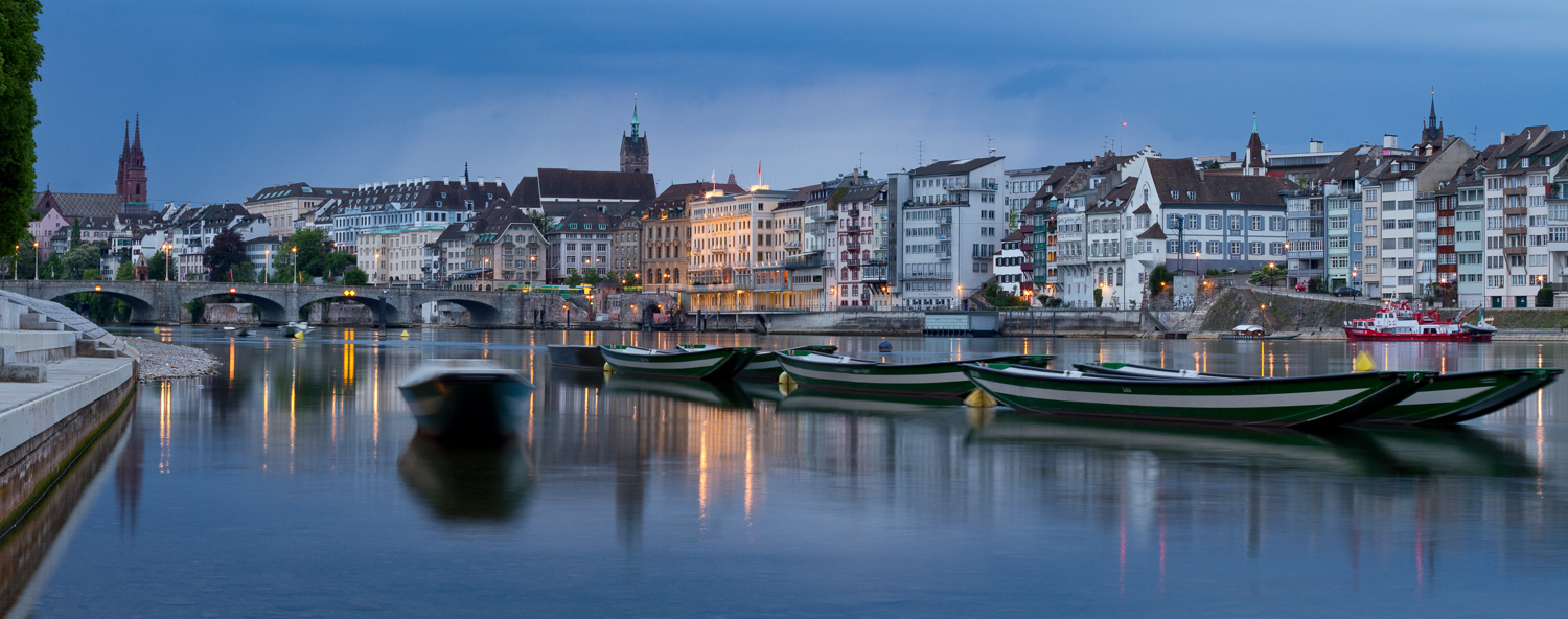 Rhein Basel Mittlere Brücke Boote Blaue Stunde Abend Schweiz Jan Geerk Fotograf Basel