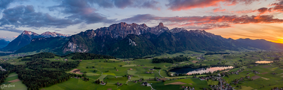 Luftaufnahme Amsoldingen mit Stockhornkette bei Sonnenuntergang, Berner Oberland Schweiz – Jan Geerk Fotograf Basel