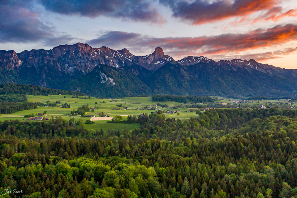 Stockhornkette bei Amsoldingen mit grünen Wiesen und Wäldern, dramatischer Sonnenuntergang, Berner Oberland Schweiz – Jan Geerk Fotograf Basel