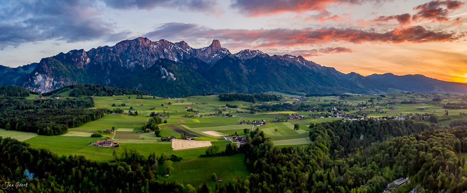 Luftaufnahme Amsoldingen mit Stockhornkette bei Sonnenuntergang, Berner Oberland Schweiz – Jan Geerk Fotograf Basel