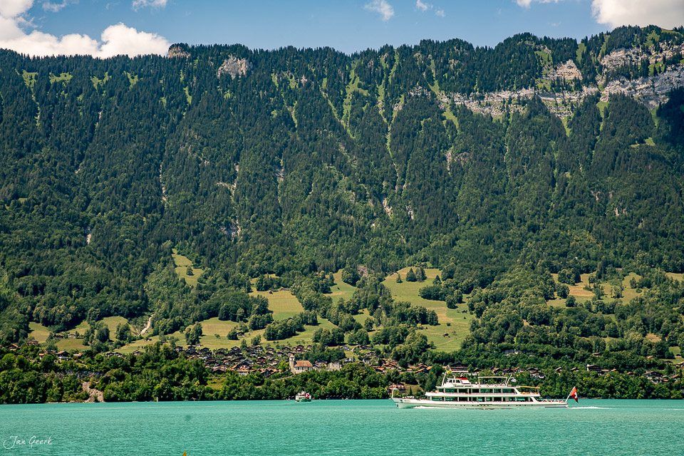 Brienzersee Schiff vor Bergwald und Dorfkulisse Berner Oberland Sommer Schweiz – Jan Geerk Fotograf Basel