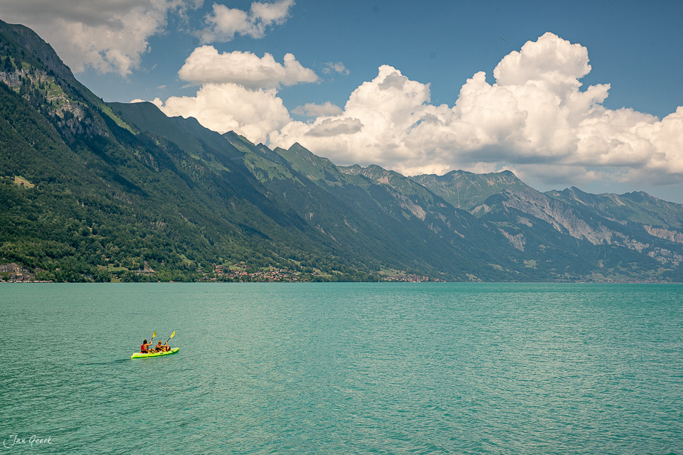 Ruderboot auf dem türkisen Brienzersee mit Alpenbergen im Hintergrund, Sommertag, Berner Oberland Schweiz – Jan Geerk Fotograf Basel