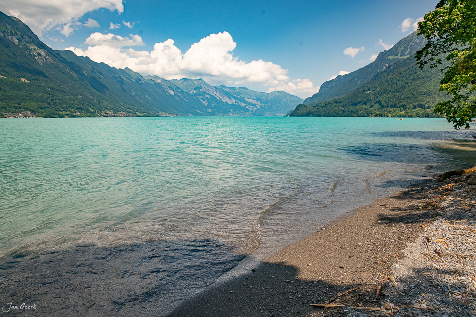 Kristallklarer Brienzersee mit Alpenpanorama, Sommer in der Schweiz, Berner Oberland – Jan Geerk Fotograf Basel