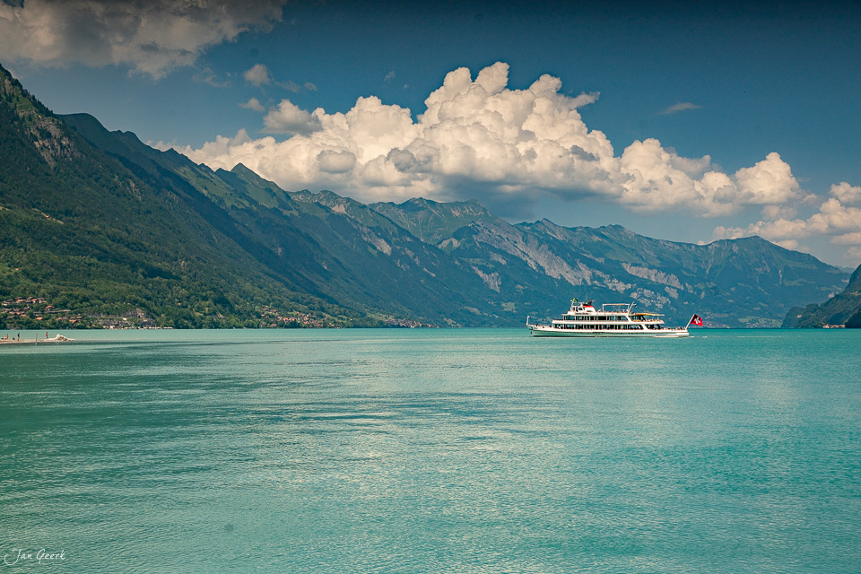 Brienzersee mit Schiff, Bergen und Wolkenhimmel, Sommerlicht in der Schweiz – Jan Geerk Fotograf Basel
