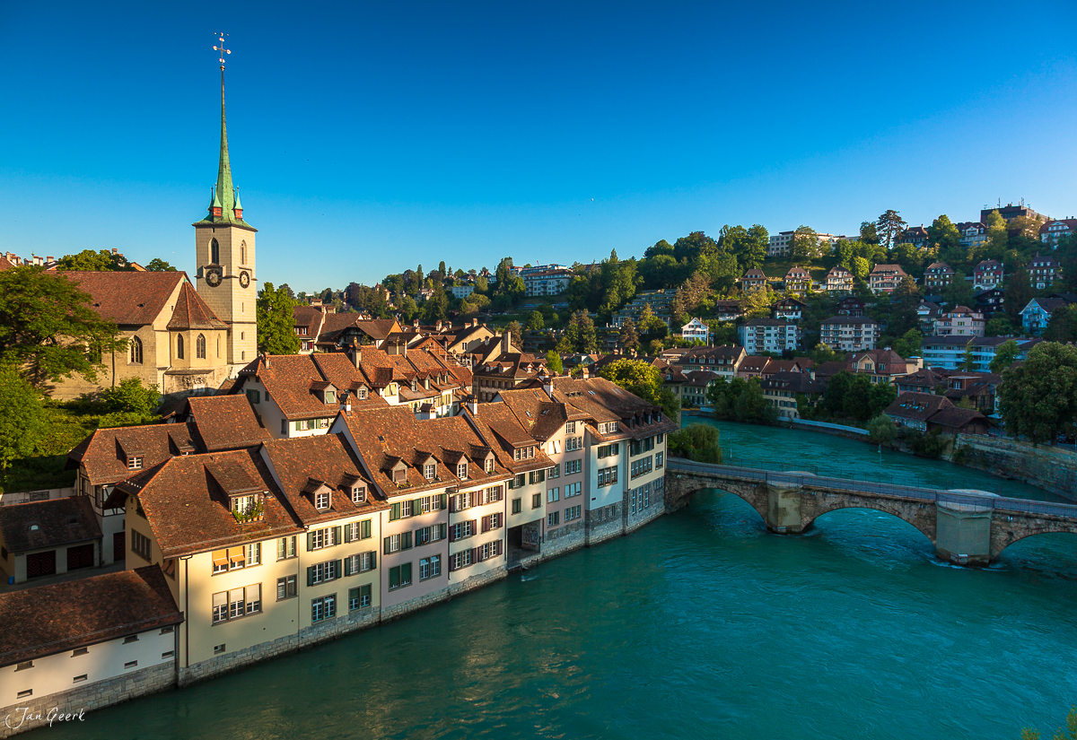 Altstadt Bern an der Aare Sommerlich Berner Oberland Schweiz Jan Geerk Fotograf Basel