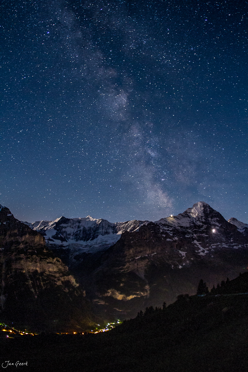 Milchstrasse über schneebedeckten Bergen am Bachalpsee in der Nacht, Berner Oberland Schweiz – Jan Geerk Fotograf Basel