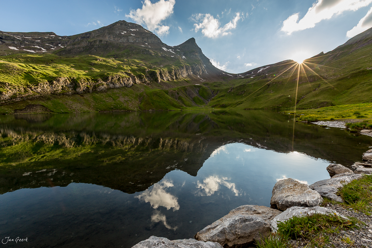 Bachalpsee mit Spiegelung von Bergen und Wolken im kristallklaren Wasser, Berner Oberland Schweiz – Jan Geerk Fotograf Basel