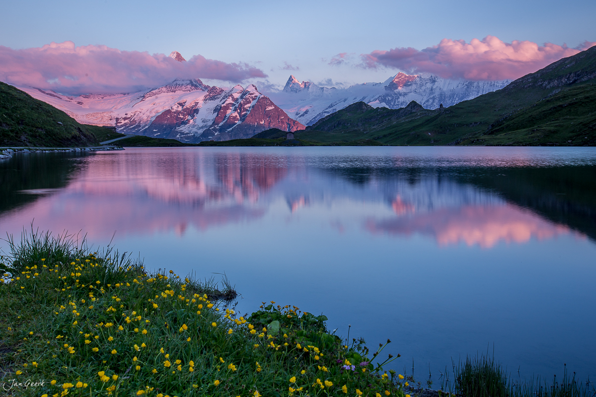 Bergsee mit schneebedeckten Gipfeln bei Sonnenaufgang im Sommer, Bachalpsee Berner Oberland Schweiz – Jan Geerk Fotograf Basel