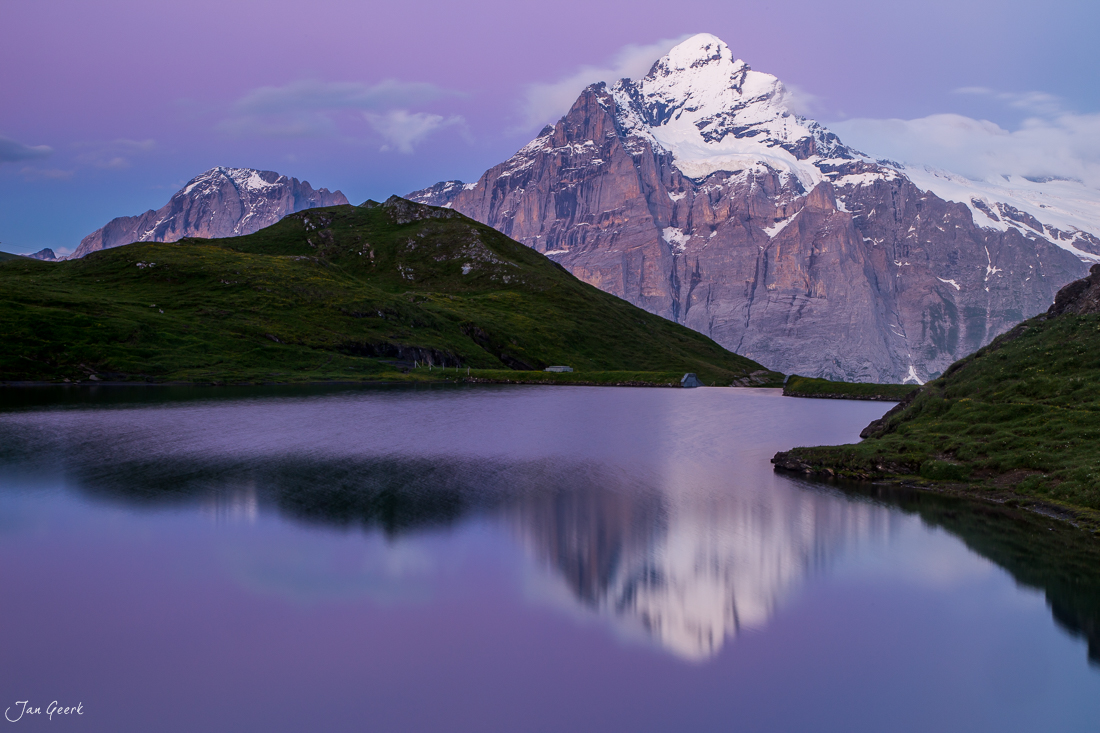 Bachalpsee mit Schreckhorn und Wetterhorn Spiegelung, Alpensee Sommer Berner Oberland Schweiz – Jan Geerk Fotograf Basel