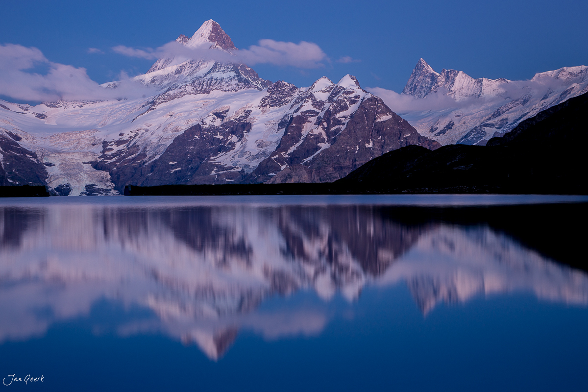 Bachalpsee mit Schreckhorn und Wetterhorn Spiegelung Sommer Berner Oberland Schweiz – Jan Geerk Fotograf Basel