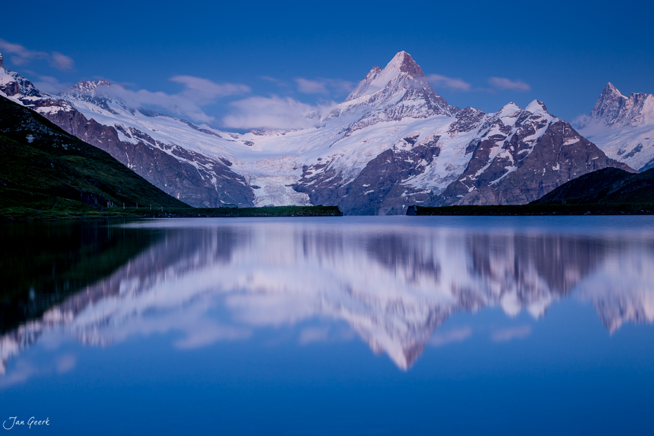 Bergsee mit Spiegelung von schneebedeckten Gipfeln am Bachalpsee im Berner Oberland Schweiz Jan Geerk Fotograf Basel