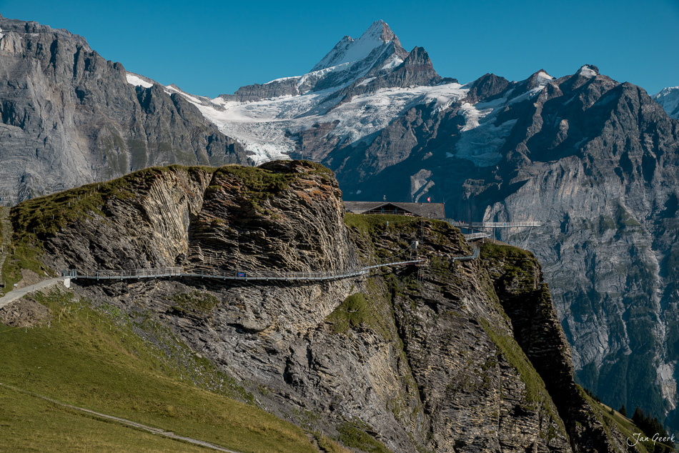 Hängebrücke über Felsen mit Schreckhorn und Gletscher im Hintergrund, Bachalpsee Sommertag Berner Oberland Schweiz – Jan Geerk Fotograf Basel
