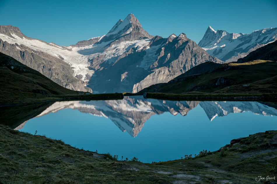 Bachalpsee mit Spiegelung von Schreckhorn und Schneebergen im klaren Wasser, Berner Oberland Schweiz – Jan Geerk Fotograf Basel