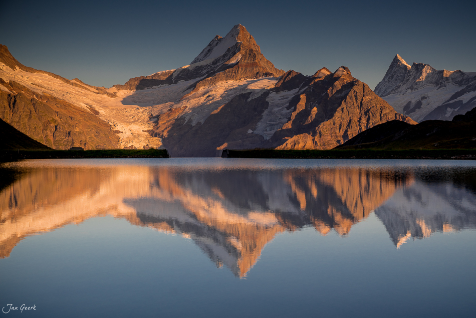 Bachalpsee mit Spiegelung schneebedeckter Berge in goldener Morgenstimmung, Berner Oberland Schweiz – Jan Geerk Fotograf Basel
