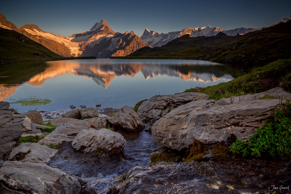 Bachalpsee mit Spiegelung der Schneeberge in goldenem Morgenlicht, Berner Oberland Schweiz – Jan Geerk Fotograf Basel