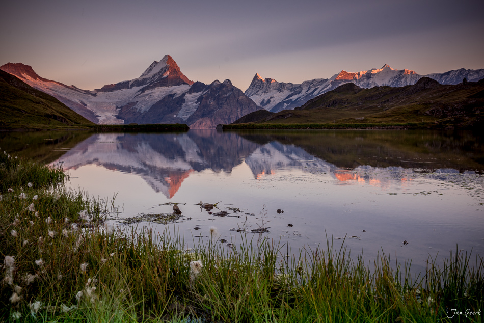 Bachalpsee mit Spiegelung der Schneeberge in sommerlicher Abendstimmung, Berner Oberland Schweiz – Jan Geerk Fotograf Basel