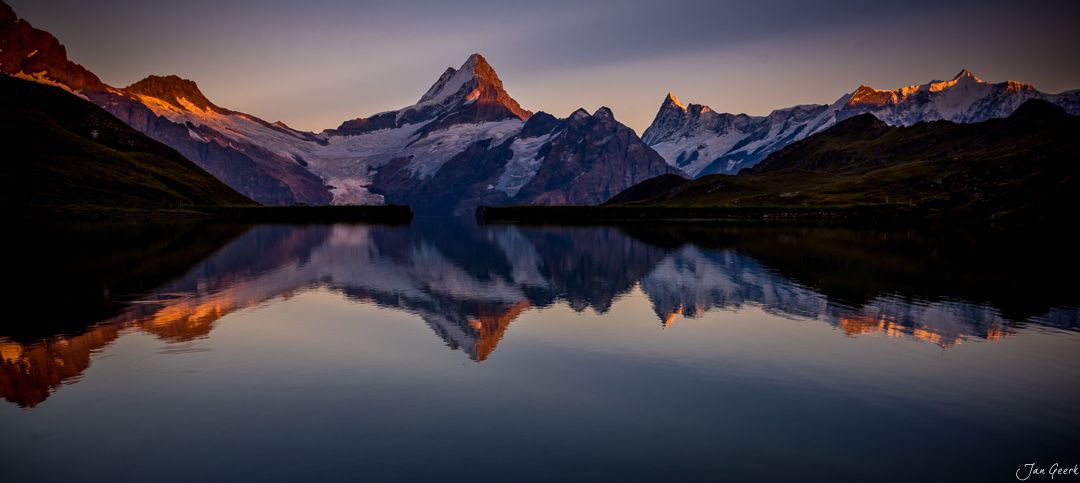 Bachalpsee mit Spiegelung der schneebedeckten Berge im goldenen Alpenlicht, Berner Oberland Schweiz – Jan Geerk Fotograf Basel