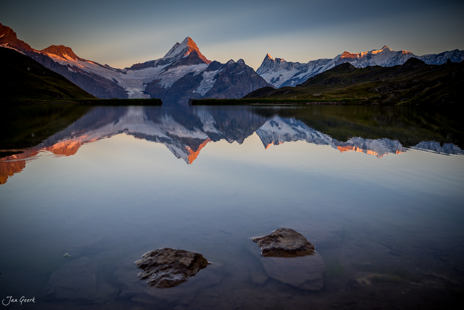 Spiegelglatter Bachalpsee mit schneebedeckten Bergen im goldenen Alpenlicht, Berner Oberland Schweiz – Jan Geerk Fotograf Basel