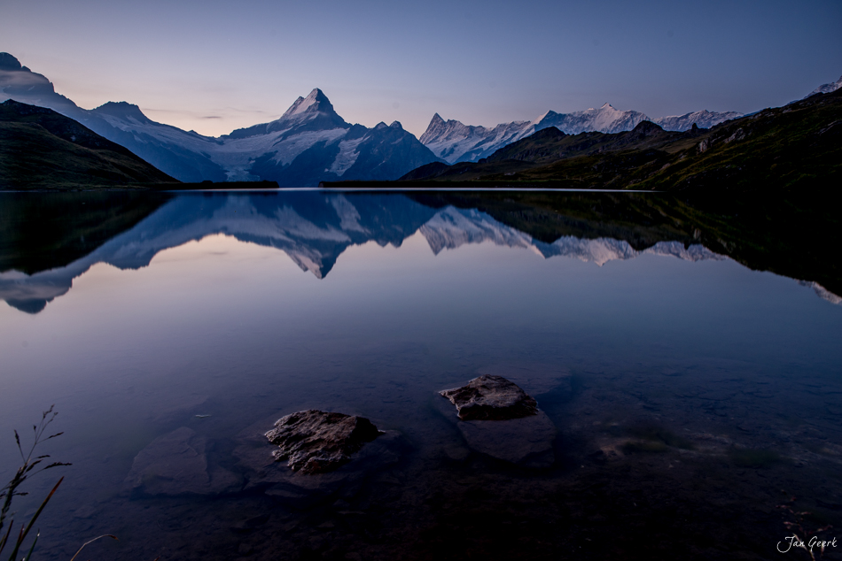 Spiegelglatter Bachalpsee mit schneebedeckten Bergen im Hintergrund, Berner Oberland, Sommermorgenlicht, Schweiz – Jan Geerk Fotograf Basel