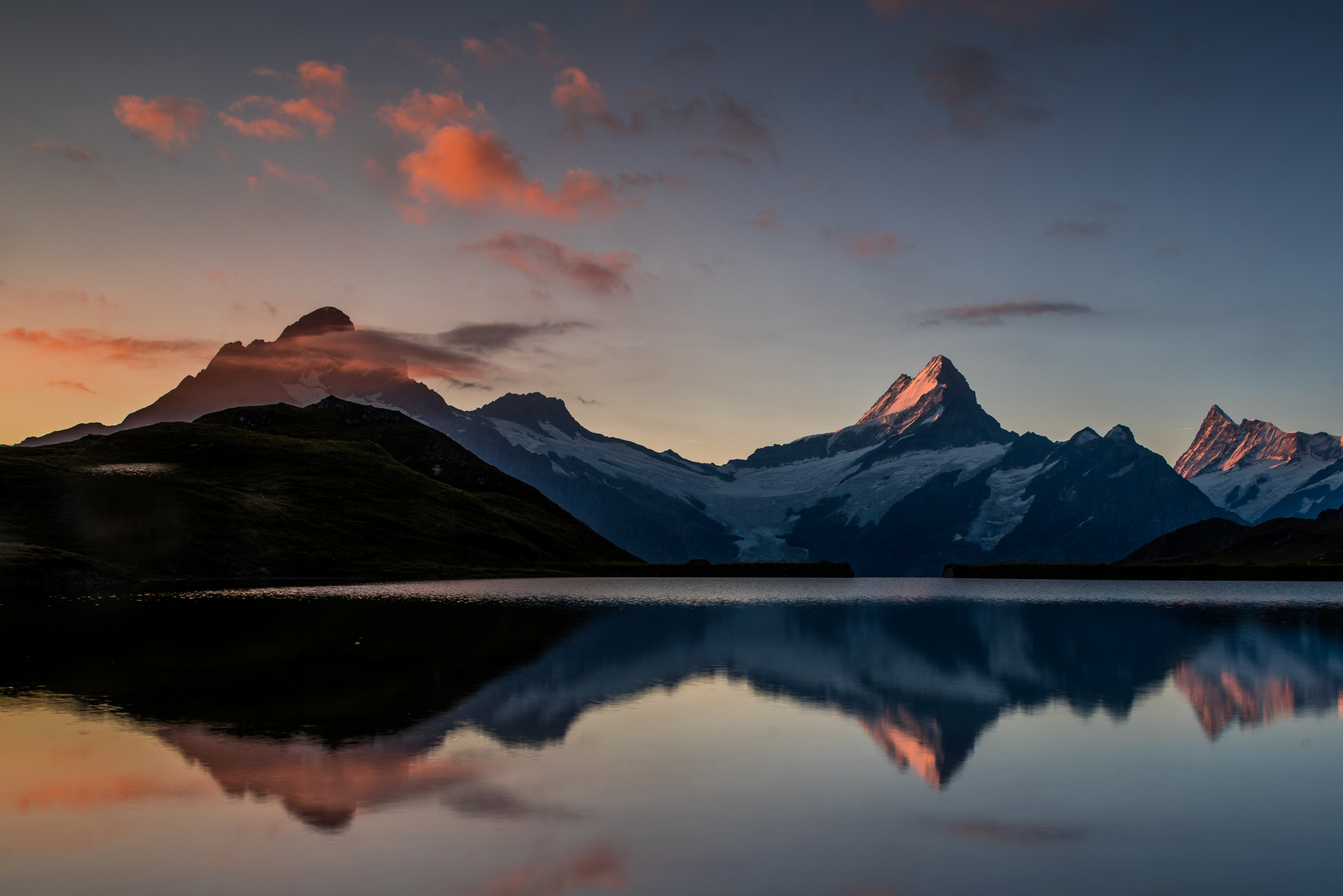 Spiegelglatte Seenlandschaft mit schneebedeckten Alpengipfeln bei Sonnenaufgang am Bachalpsee, Berner Oberland Schweiz – Jan Geerk Fotograf Basel
