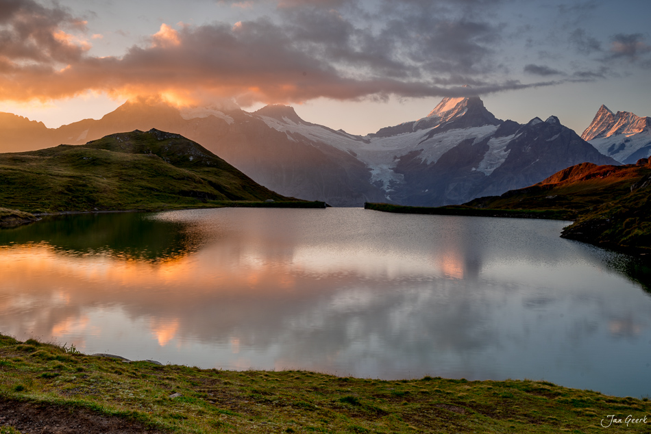 Bachalpsee mit Schreckhorn und schneebedeckten Alpen bei Sonnenuntergang im Sommer, Berner Oberland Schweiz – Jan Geerk Fotograf Basel