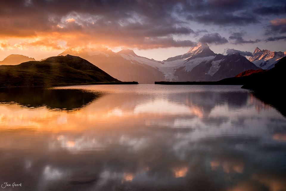 Bachalpsee mit Schreckhorn und Schneebergen bei Sonnenuntergang im Sommer, Berner Oberland Schweiz – Jan Geerk Fotograf Basel