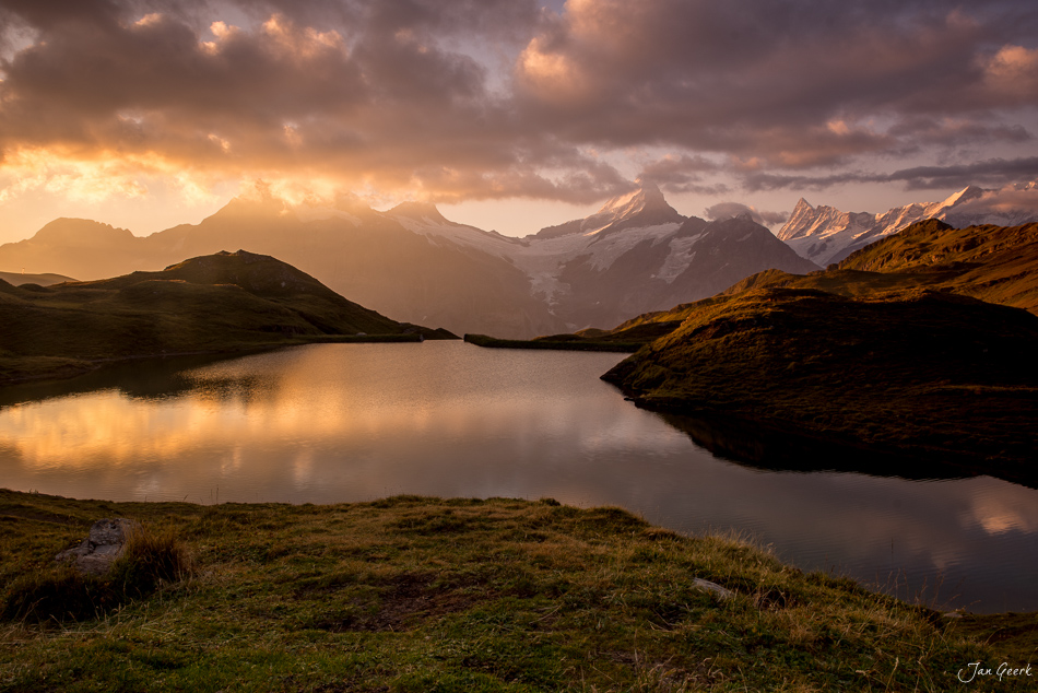 Bachalpsee mit Spiegelung der schneebedeckten Alpen in goldener Abendsonne, Berner Oberland Schweiz – Jan Geerk Fotograf Basel
