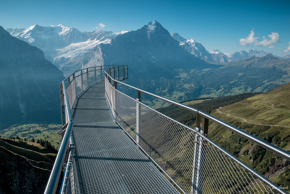 Hängebrücke First Bachalpsee mit Blick auf Eiger, Mönch, Jungfrau Alpen Sommer Berner Oberland Schweiz – Jan Geerk Fotograf Basel