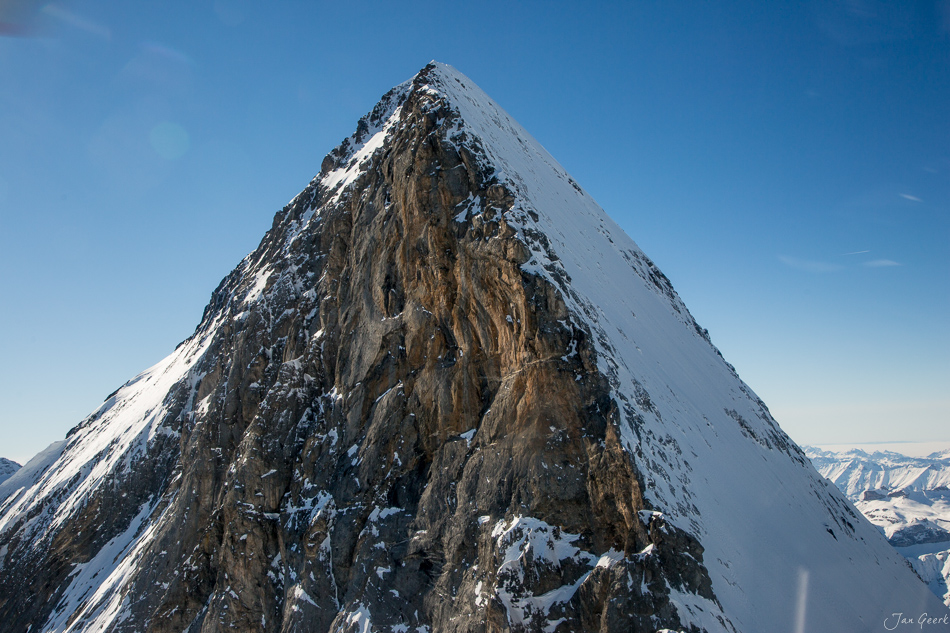 Schneebedeckter Eiger Nordwand Felskern Heliflug Berner Oberland Schweiz Jan Geerk Fotograf Basel