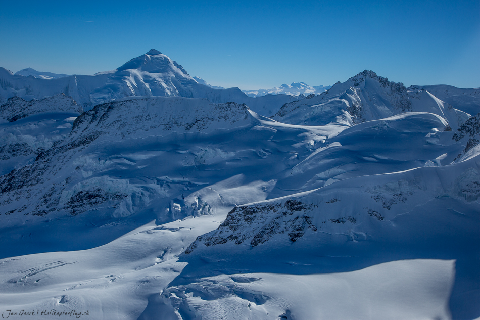Schneebedeckte Berglandschaft Jungfrau Region mit verschneiten Gipfeln Winterstimmung Berner Oberland Schweiz Jan Geerk Fotograf Basel