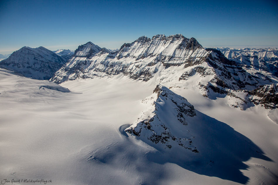 Schneebedeckte Berggipfel und Gletscher in der Jungfrau Region mit Hubschrauber-Perspektive, Berner Oberland Schweiz – Jan Geerk Fotograf Basel