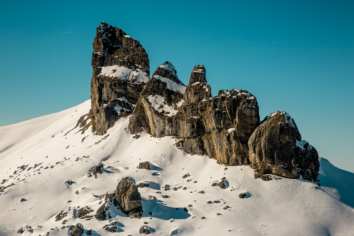 Schneebedeckte Felstürme des Eiger mit klarem Himmel im Berner Oberland Schweiz Jan Geerk Fotograf Basel