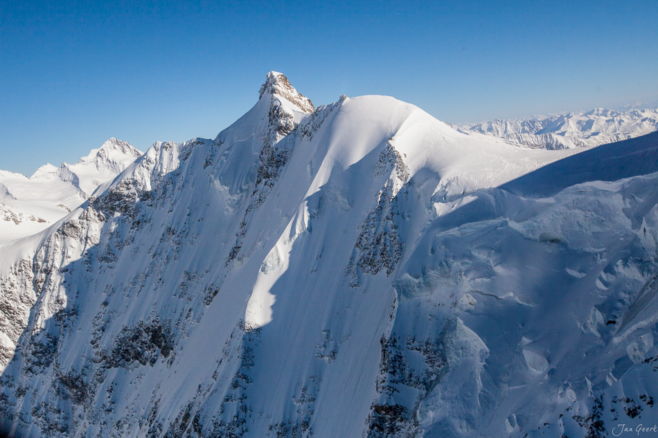Schneebedeckter Eiger mit dramatischen Felsflanken im Berner Oberland Schweiz – Jan Geerk Fotograf Basel