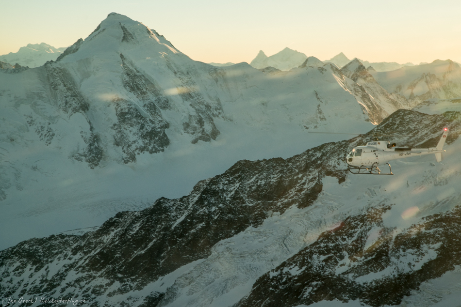 Helikopterflug über den schneebedeckten Aletschgletscher mit majestätischen Alpengipfeln in Winterstimmung, Berner Oberland Schweiz – Jan Geerk Fotograf Basel