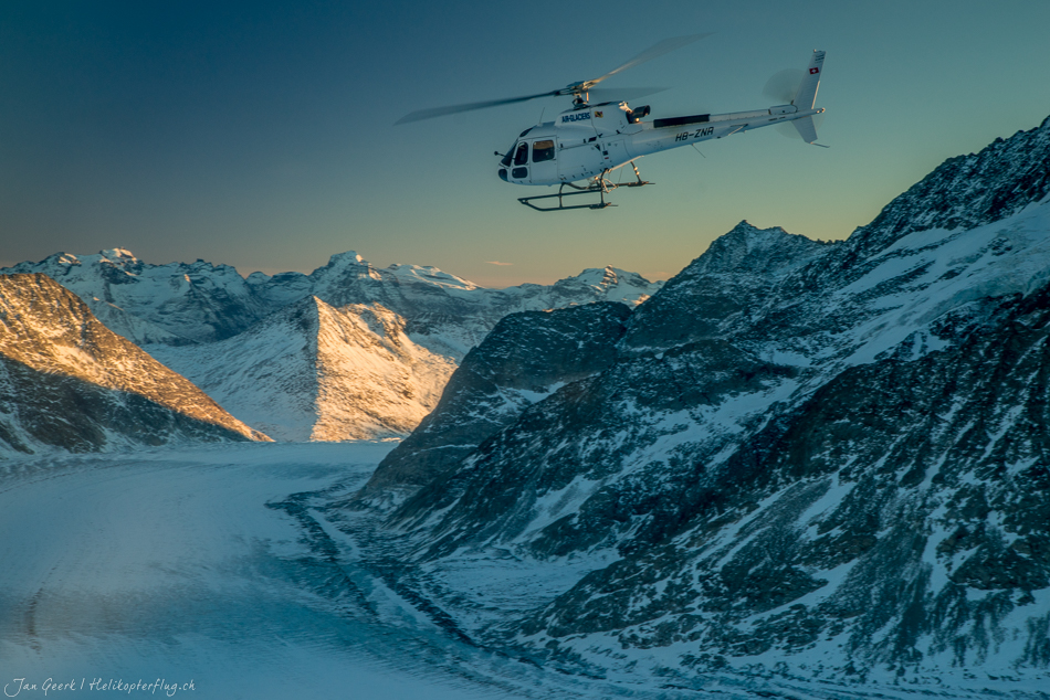 Helikopterflug über den Aletschgletscher im Winter mit verschneiten Alpen und Bergspitzen bei Sonnenaufgang Schweiz Jan Geerk Fotograf Basel