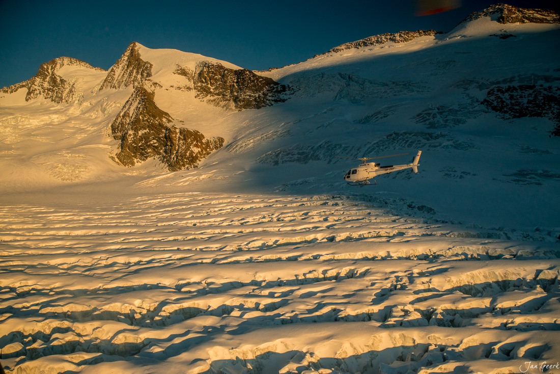 Helikopterflug über den Aletschgletscher mit verschneiten Alpengipfeln in Winterstimmung, Berner Oberland Schweiz – Jan Geerk Fotograf Basel