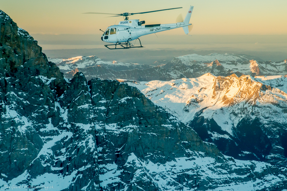 Helikopterflug über verschneite Berglandschaft mit Eiger Jungfrau Mönch im Berner Oberland Winter Schweiz Jan Geerk Fotograf Basel