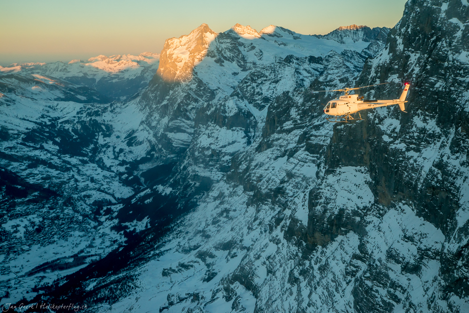 Helikopterflug über verschneite Berglandschaft mit Eiger und Jungfrau in der Aletsch Region, goldenes Morgenlicht, Berner Oberland Schweiz – Jan Geerk Fotograf Basel
