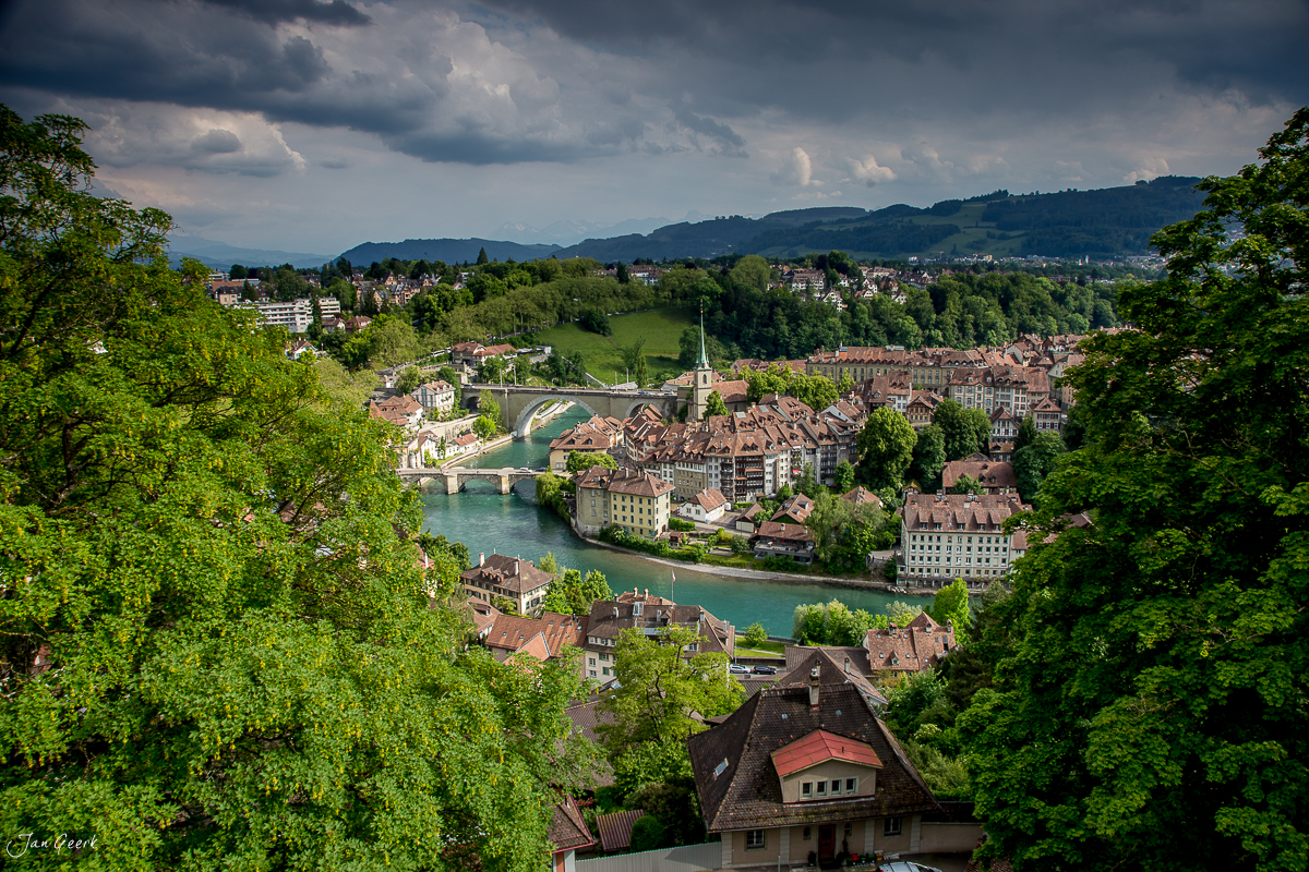 Altstadt Bern mit Fluss und Brücke, grüne Berge im Hintergrund, Schweiz – Jan Geerk Fotograf Basel