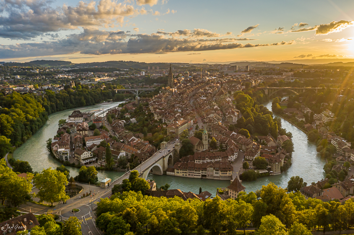 Luftaufnahme der Altstadt Bern mit Aare-Schlaufe, Münster und Rosengarten bei Kantlicht, Sommer, Berner Oberland Schweiz – Jan Geerk Fotograf Basel