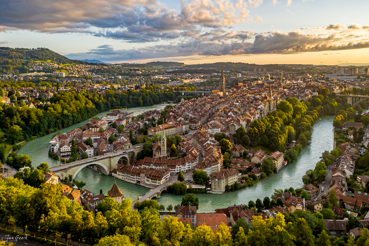 Luftaufnahme der Altstadt Bern mit Aareschlaufe, Münster und Rosengarten bei Sommerlicht, Bern Schweiz – Jan Geerk Fotograf Basel